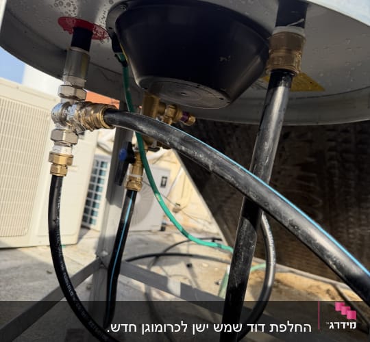 חיבורים וצינורות של דוד שמש על גג